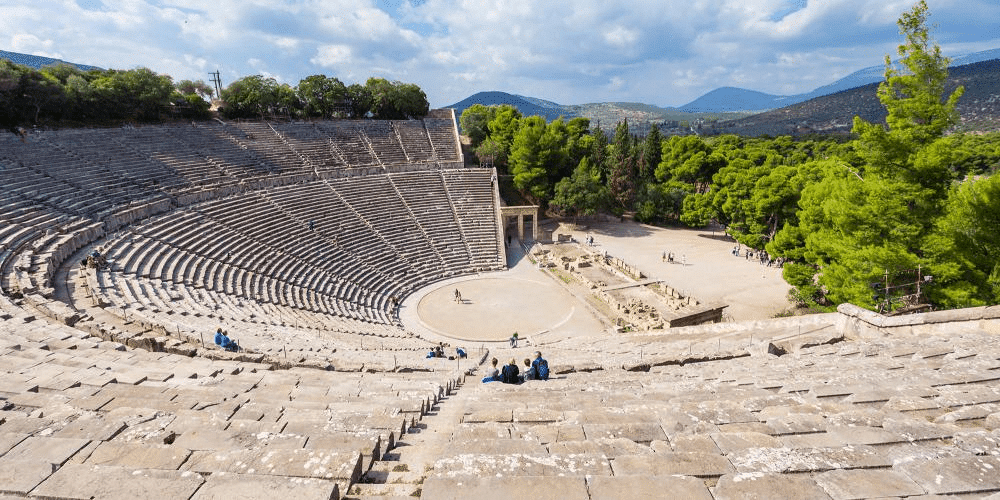 Photo du théâtre d’Epidaure à l’acoustique exceptionnelle, ©saiko3p/Shutterstock.