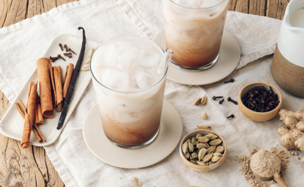 Astragalus Iced Chai latte recipe by Eva Gaillot thefrenchcoconut